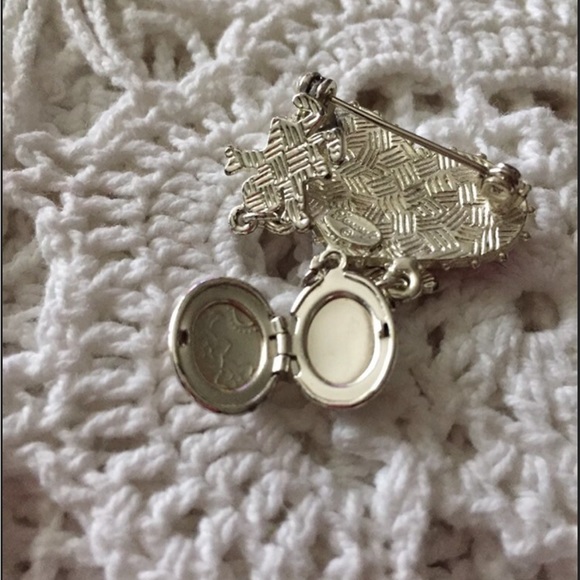 Grandma’s Are Great Brooch With Attached Locket - Picture 2 of 3
